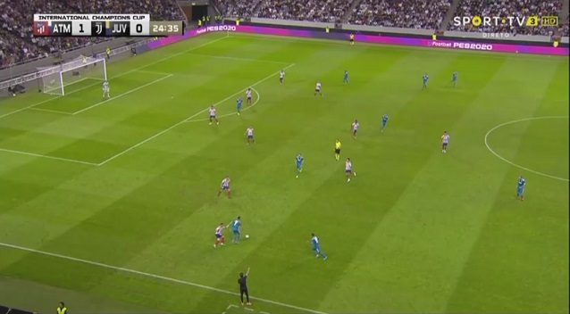 Douglas Costa, opposto rispetto a Cristiano Ronaldo che porta palla, può inserirsi con facilità alle spalle dei difensori