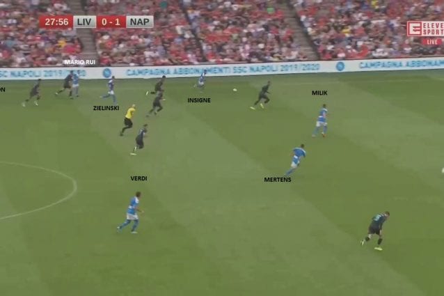 L’azione che porta al secondo gol contro i Reds testimonia come Ancelotti chieda alle ali di giocare stretti e porti 5–6 uomini verso la palla