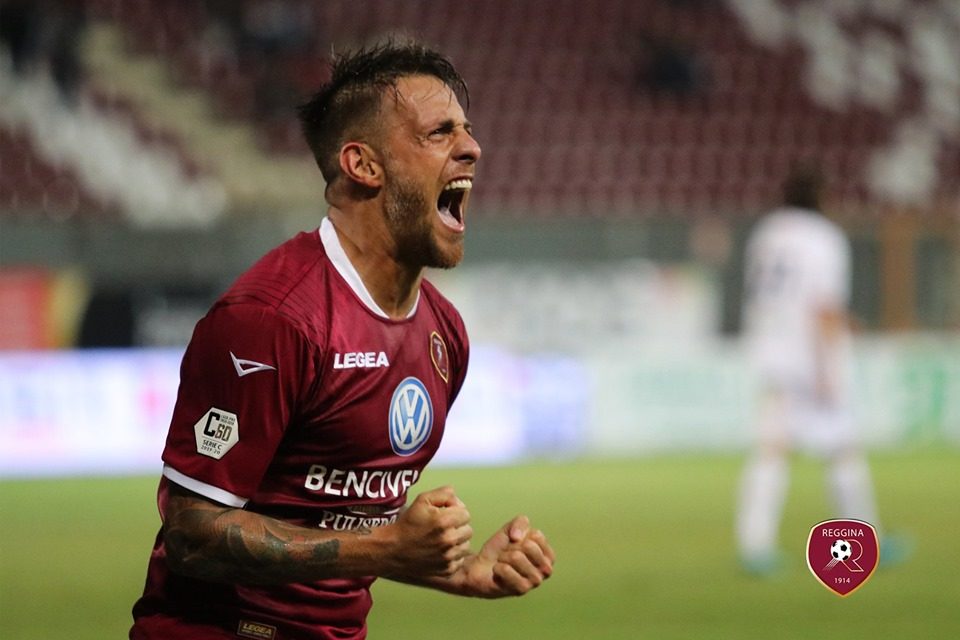 German Denis esulta dopo un gol con la Reggina (fonte Facebook, pagina ufficiale del club)