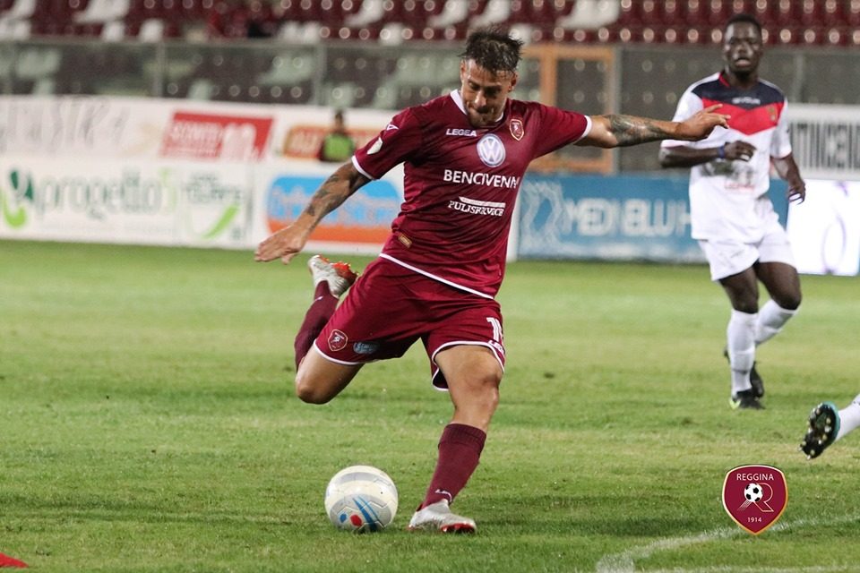 German Denis con la maglia della Reggina (fonte Facebook, pagina ufficiale del club)