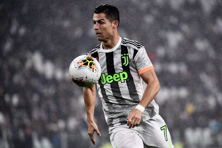 Juve, maglia speciale con il Genoa: tornano le strisce. Critiche per i  numeri verdi