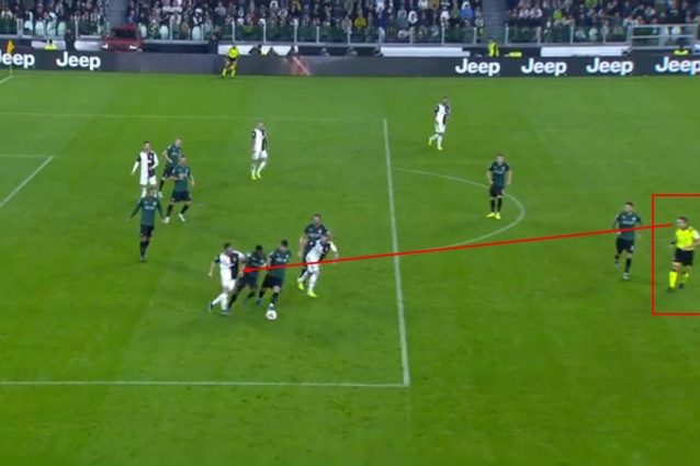 La spinta di Pjanic su Mbaye in Juve–Bologna (fonte Luca Marelli)