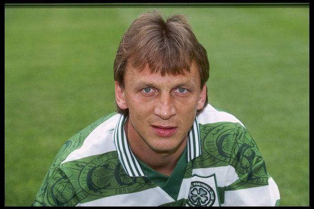 Thom con la maglia del Celtic