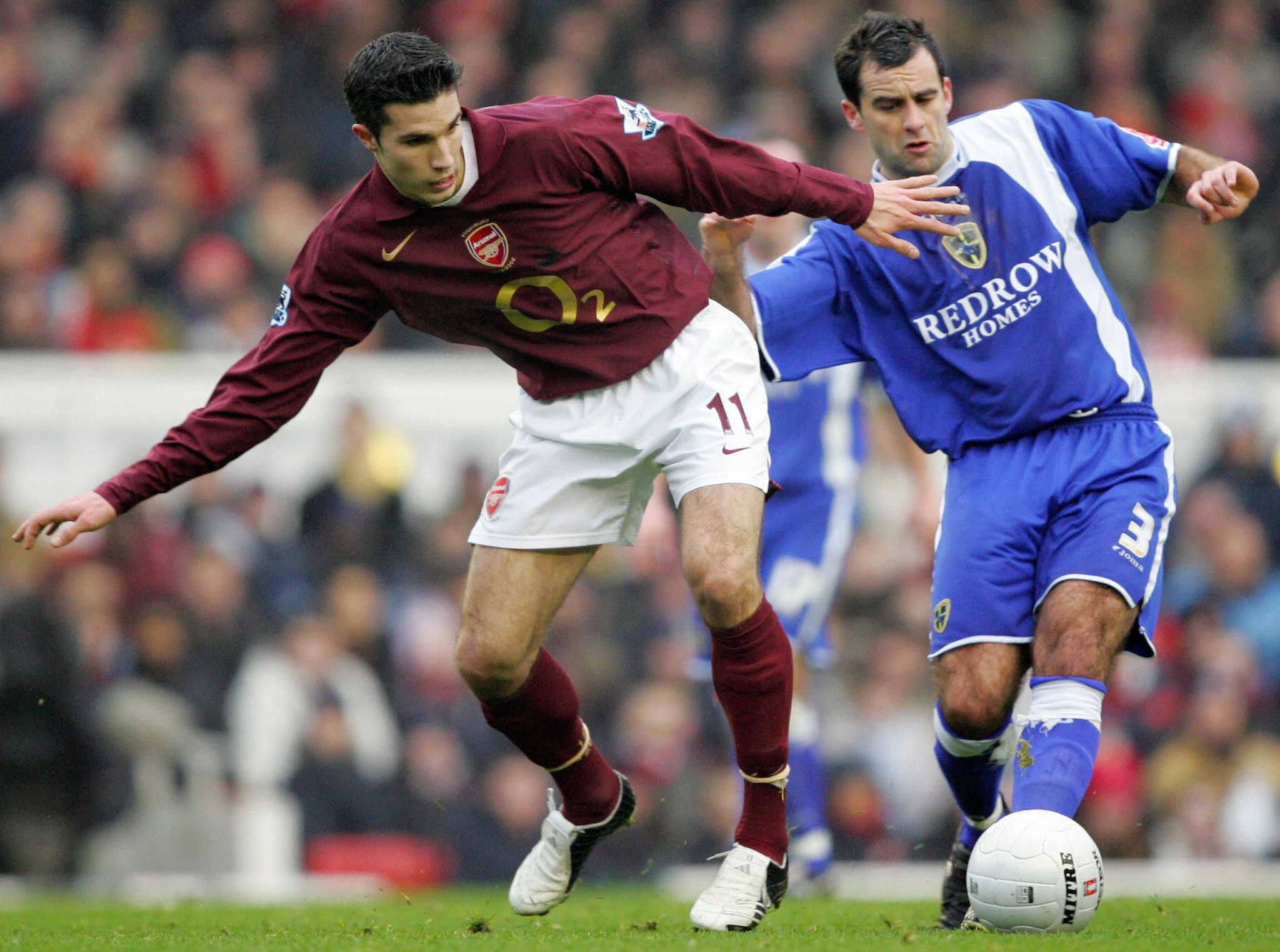 Chris Barker contrasta Van Persie in un match di FA Cup tra Arsenal e Cardiff del 2006.