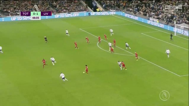 Dopo un pallone intercettato dal Liverpool, su azione da calcio piazzato. Eriksen è fuori posizione nella transizione e non riesce in tempo a bloccare la verticalizzazione di Salah verso Mané