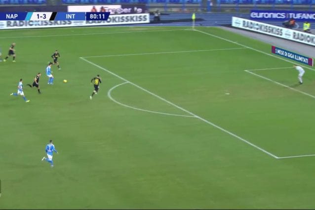 Bastoni va a rincorrere Zielinski in campo aperto molto fuori dalla sua posizione sul centro–sinistra