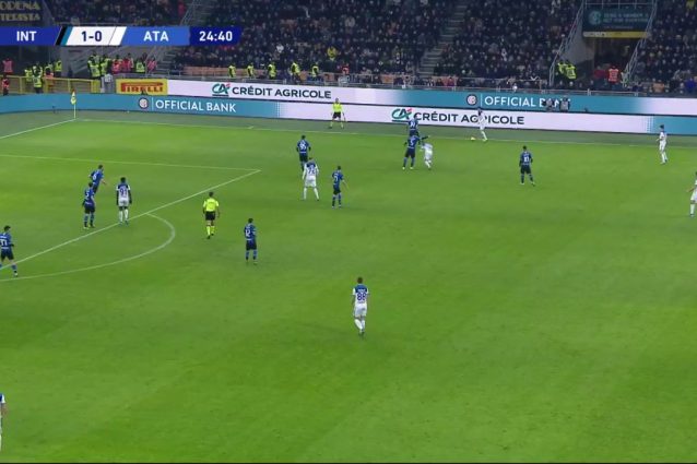 Contro l’Atalanta, Bastoni (maglia numero 95) dimostra di saper tenere la posizione e non perde di vista la palla nella copertura della profondità
