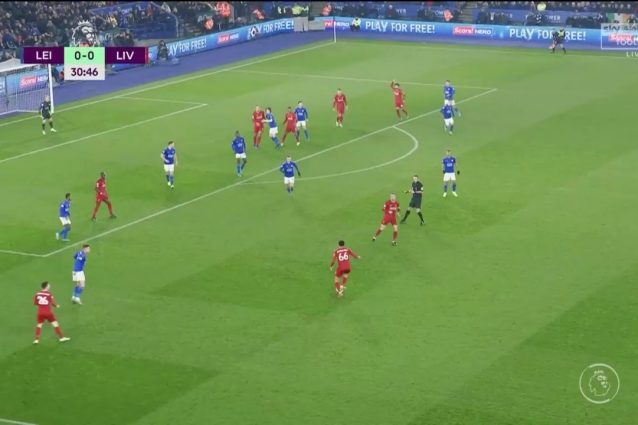 Alexander–Arnold taglia verso il centro e crossa sul secondo palo per il gol di Firmino a Leicester