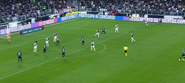 Il gol del pareggio del Bologna. Cuadrado, l’uomo più lontano dalla palla nella linea difensiva, perde il duello con Mbaye. Danilo, alle sue spalle, sarà libero di calciare