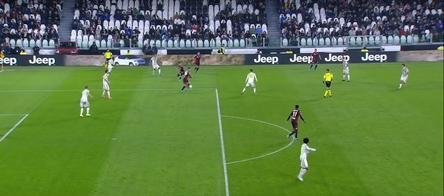 Il disimpegno di Alex Sandro, intercettato, favorisce Kouamè al limite. Cuadrado che si sta allargando, libera ancora più spazio all’attaccante