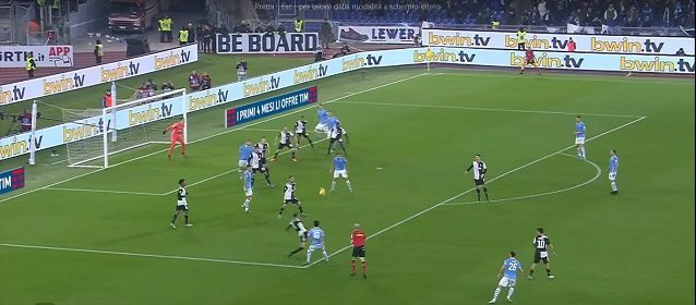 Il gol del pareggio della Lazio contro la Juve. Sul cross di Luis Alberto, Matuidi si perde Luis Felipe, Alex Sandro è preoccupato da Milinkovic alle sue spalle, Bonucci prova a chiudere ma viene scavalcato dal pallone