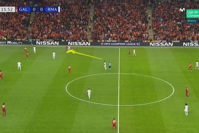 Federico Valverde si alza per andare a pressare il diretto avversario e favorire il recupero alto del pallone