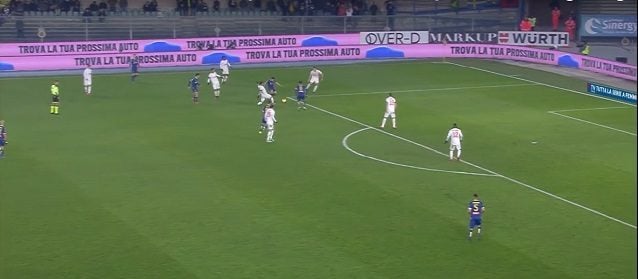 Il gol del pareggio del Verona. Pjanic perde il contrasto con Borini, che si infila nel corridoio. I due centrali bianconeri, troppo lontani fra di loro, non possono chiudere in tempo