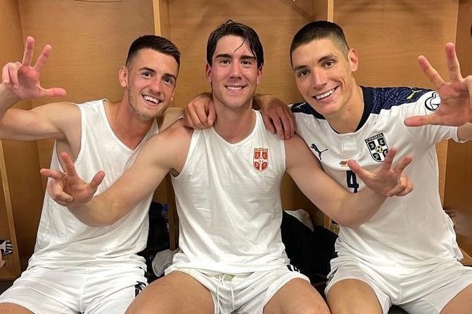 Vlahovic esulta in nazionale con Terzic e Milenkovic mostrando le tre dita